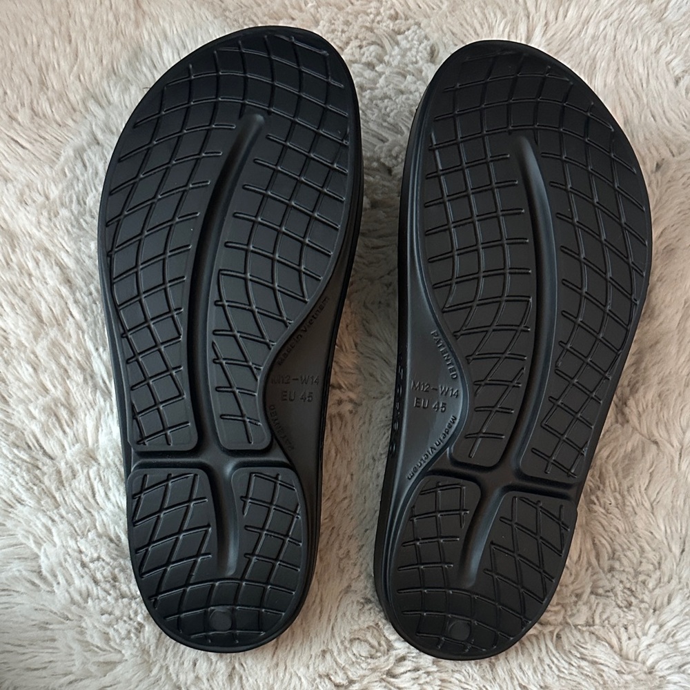 OOFOS Black Men's Sandals - Picture 3 of 7